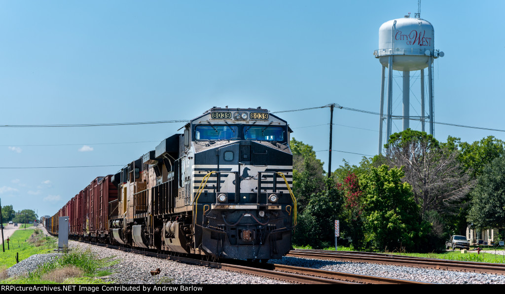 NS Leader on NB UP Freight